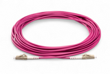 TAA合規 | 電信級 0.2dB  LC/UPC to LC/UPC 多模 OM4 單工光纖跳線 | 康寧纖芯 |  洋紅色 OFNR 外被, 米色接頭